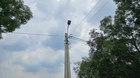 Phát hiện người đàn ông tử vong trên cột điện ở Củ Chi, nghi bị điện giật- Ảnh 1. Cột điện - nơi người dân phát hiện sự việc - Ảnh: B.H.
