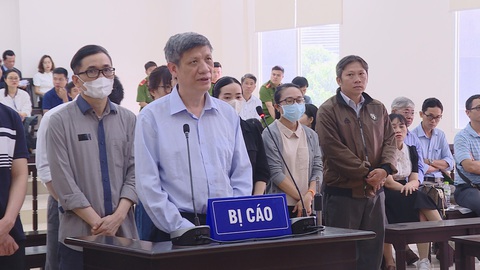 Vụ Việt Á: Đề nghị bác kháng cáo xin giảm nhẹ hình phạt của cựu bộ trưởng Nguyễn Thanh Long- Ảnh 1. Cựu bộ trưởng Nguyễn Thanh Long và các bị cáo khác tại tòa phúc thẩm - Ảnh: HIỂU PHONG