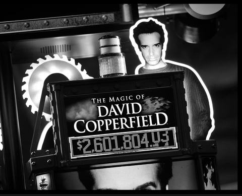 Huyền thoại ảo thuật David Copperfield bị tố quấy rối tình dục, có vụ ngay trên sân khấu- Ảnh 2. Một máy đánh bạc có hình ảo thuật gia David Copperfield tại khách sạn sòng bạc MGM Grand ở Las Vegas, bang Nevada (Mỹ) - Ảnh: GETTY IMAGES
