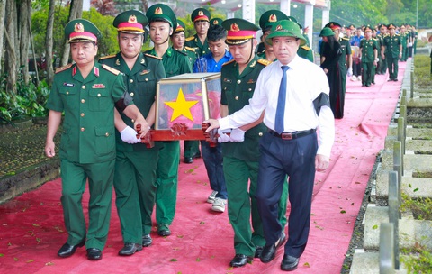 An táng 15 hài cốt liệt sĩ hy sinh tại nước bạn Lào- Ảnh 2. Di chuyển hài cốt liệt sĩ đến phần mộ tại Nghĩa trang liệt sĩ quốc tế Đồng Tâm để an táng ngày 16-5 - Ảnh: CTV