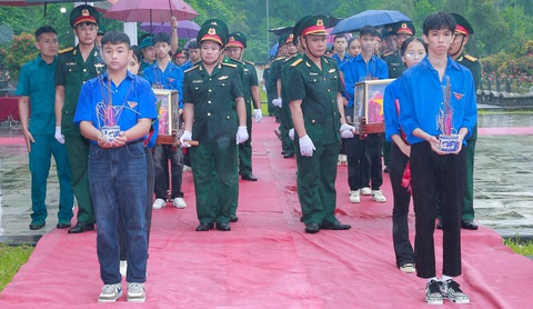 An táng 15 hài cốt liệt sĩ hy sinh tại nước bạn Lào- Ảnh 3. Các bạn đoàn viên, thanh niên tham gia lễ truy điệu và an táng hài cốt liệt sĩ ngày 16-5 - Ảnh: CTV