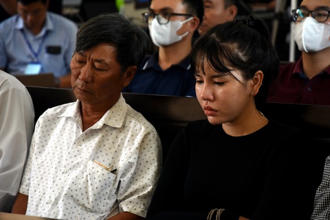 Vụ xe Thành Bưởi tông chết người: Tài xế khai công ty không kiểm tra giấy phép lái xe- Ảnh 2. Thân nhân các bị hại trong vụ án bật khóc tại phiên tòa - Ảnh: A LỘC