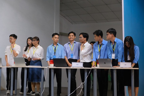 Trường đại học Ngân hàng TP.HCM đoạt giải nhất đầu tư chứng khoán sinh viên Việt Nam- Ảnh 1. Đội thi DAP đến từ Trường đại học Ngân hàng TP.HCM trong một phần của cuộc thi đầu tư chứng khoán sinh viên Việt Nam 2024 - Ảnh: N.H.
