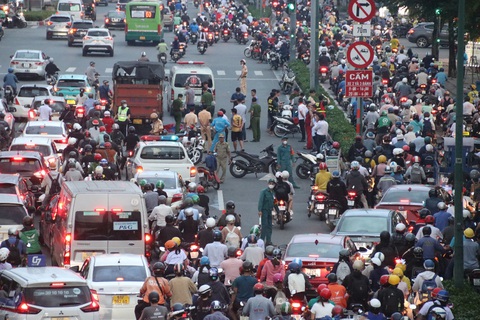 Hiện trường một vụ tai nạn giữa xe tải và xe máy trên đường Phạm Văn Đồng (đoạn gần đường Nguyễn Xí, quận Bình Thạnh, TP.HCM) làm 1 người chết - Ảnh: TIẾN QUỐC Hiện trường một vụ tai nạn giữa xe tải và xe máy trên đường Phạm Văn Đồng (đoạn gần đường Nguyễn Xí, quận Bình Thạnh, TP.HCM) làm 1 người chết - Ảnh: TIẾN QUỐC