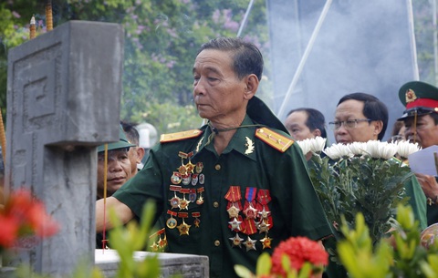 Triển lãm ảnh khơi gợi niềm 'Kiêu hãnh Trường Sơn'- Ảnh 1. Cựu thanh niên xung phong tham dự triển lãm cùng thắp hương cho đồng đội từng tham gia mở đường Trường Sơn - Ảnh: QUỐC NAM