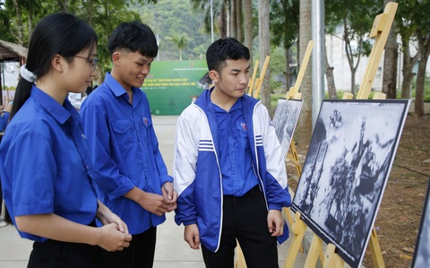 Triển lãm ảnh khơi gợi niềm 'Kiêu hãnh Trường Sơn'- Ảnh 2. Nhiều đoàn viên thanh niên được chứng kiến và cảm nhận những năm tháng hào hùng của các thế hệ đi trước qua hình ảnh tại triển lãm - Ảnh: QUỐC NAM