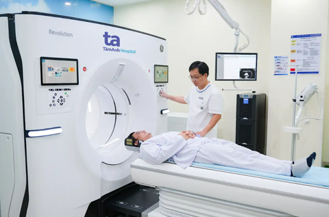 Việt Nam có “siêu máy” CT 1975 lát cắt chẩn đoán đột quỵ, ung thư- Ảnh 1. Hệ thống chụp CT 1975 lát cắt Revolution Apex Elite ứng dụng trí tuệ nhân tạo AI, giúp chẩn đoán nhanh đột quỵ, ung thư... Ảnh: Bệnh viện Đa khoa Tâm Anh
