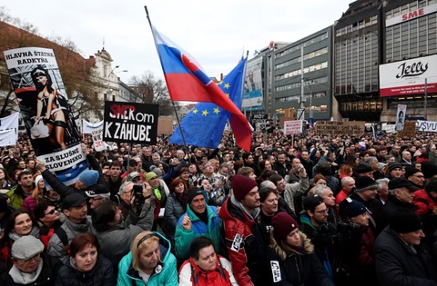 Vì sao Thủ tướng Slovakia bị ám sát?- Ảnh 3. Người dân Slovakia biểu tình tại thủ đô Bratislava sau cái chết của nhà báo Ján Kuciak và vị hôn thê năm 2018 - Ảnh: REUTERS