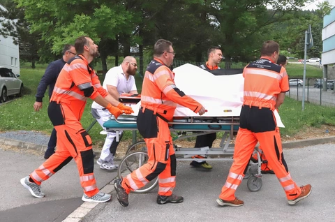 Toàn cảnh vụ ám sát Thủ tướng Slovakia gây chấn động châu Âu- Ảnh 6. Thủ tướng Fico được đưa đến bệnh viện trong tình trạng khẩn cấp - Ảnh: REUTERS
