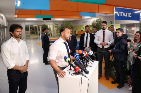 Toàn cảnh vụ ám sát Thủ tướng Slovakia gây chấn động châu Âu- Ảnh 9. Bộ trưởng Nội vụ Slovakia Matúš Šutaj Eštok phát biểu trong buổi họp báo sau vụ ám sát ông Fico - Ảnh: REUTERS