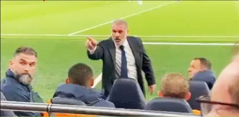 Lý do cổ động viên Tottenham hớn hở khi Man City vùi dập đội nhà- Ảnh 1. HLV Ange Postecoglou của Tottenham hướng về khán đài phản đối hành động của cổ động viên nhà ở trận thua Man City.
