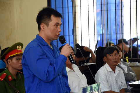 Vụ xe Thành Bưởi tông chết người: Tài xế khai công ty không kiểm tra giấy phép lái xe- Ảnh 1. Bị cáo Hoàng Văn Tính, tài xế xe Thành Bưởi gây tai nạn, khai tại phiên tòa - Ảnh: A LỘC