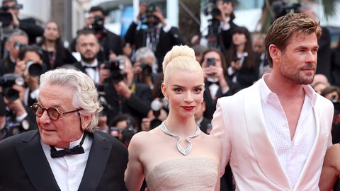 Bom tấn Furiosa 'nổ máy' tại Cannes, nàng Anya Taylor-Joy tinh nghịch trên thảm đỏ- Ảnh 1. Ba nhân vật chủ chốt của bộ phim trên thảm đỏ: đạo diễn George Miller, nữ diễn viên chính Anya Taylor-Joy và tài tử Chris Hemsworth - Ảnh: GETTY IMAGES