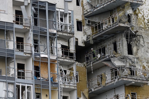 Tòa nhà ở Kharkov bị hư hại do pháo kích của Nga - Ảnh: REUTERS Tòa nhà ở Kharkov bị hư hại do pháo kích của Nga - Ảnh: REUTERS