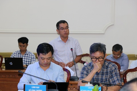 11.042 căn hộ và nền đất đang bỏ trống, TP.HCM bố trí cho những mục tiêu gì?- Ảnh 1. Ông Huỳnh Thanh Khiết (đứng) - phó giám đốc Sở Xây dựng TP.HCM - báo cáo tại buổi làm việc - Ảnh: CẨM NƯƠNG