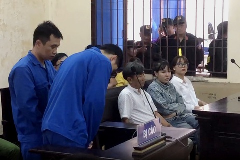 Vụ xe Thành Bưởi tông chết người: Phó giám đốc Thành Bưởi cúi đầu xin lỗi bị hại- Ảnh 1. Bị cáo Lê Dương, phó giám đốc Công ty Thành Bưởi, cúi người xin lỗi thân nhân và người bị hại tại phiên tòa - Ảnh: A LỘC