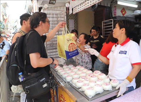 Lễ hội bánh bao Hong Kong ngày 15-5-2024 - Ảnh: TTXVN Du khách dự lễ hội bánh bao Hong Kong ngày 15-5 - Ảnh: TTXVN