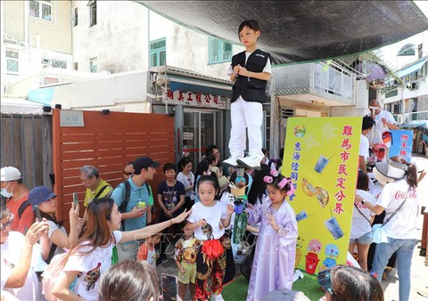 Lễ hội bánh bao Hong Kong ngày 15-5-2024 - Ảnh: TTXVN Chủ đề của buổi diễu hành năm nay là thu phí rác thải - Ảnh: TTXVN