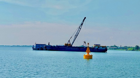 Bắt đầu khai thác hai mỏ cát cung ứng cao tốc Cao Lãnh - An Hữu- Ảnh 2. Tại các mỏ cát đang khai thác sẽ có phao giới hạn vùng nước - Ảnh: Đ.TUYẾT