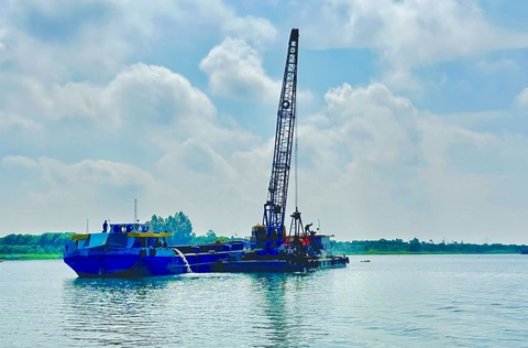 Bắt đầu khai thác hai mỏ cát cung ứng cao tốc Cao Lãnh - An Hữu- Ảnh 1. Sáng 16-5, mỏ cát Tân Thuận Đông đã được nhà thầu công trình cao tốc Cao Lãnh - An Hữu khai thác - Ảnh: Đ.TUYẾT