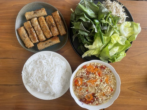 Ngày 3 bữa cơm nhà, tôi nấu đều đặn và thấy thật đơn giản- Ảnh 1. Mỗi ngày tôi chỉ mất tổng cộng 1 tiếng để nấu buổi sáng và buổi tối - Ảnh: LÊ THÙY MAI