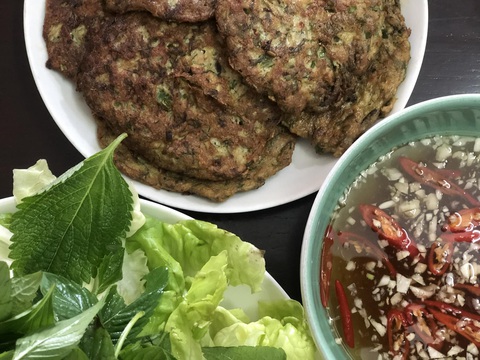 Ngày 3 bữa cơm nhà, tôi nấu đều đặn và thấy thật đơn giản- Ảnh 4. Chả rươi - món ngon theo mùa - Ảnh: LÊ THÙY MAI