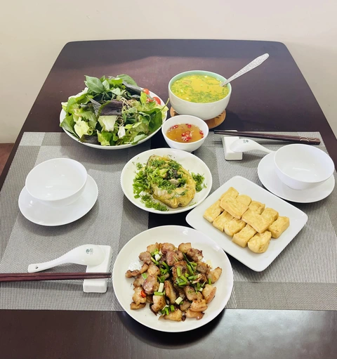 Ngày 3 bữa cơm nhà, tôi nấu đều đặn và thấy thật đơn giản- Ảnh 2. Nấu nướng đều đặn và đảm bảo bữa cơm nhà tươm tất, ấm cúng - Ảnh: LÊ THÙY MAI