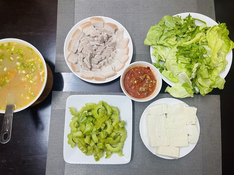 Ngày 3 bữa cơm nhà, tôi nấu đều đặn và thấy thật đơn giản- Ảnh 3. Cơm nhà có đủ rau, đạm, tinh bột cân đối - Ảnh: LÊ THÙY MAI