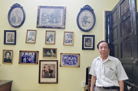 Ông Phạm Ngọc Giao bên hình ảnh bố mẹ cũng là ông bà chủ khai sinh hiệu vàng Sư Tử - Ảnh: TÂM LÊ Ông Phạm Ngọc Giao bên hình ảnh bố mẹ cũng là ông bà chủ khai sinh hiệu vàng Sư Tử - Ảnh: TÂM LÊ