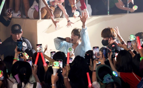 “Thiên vương” Kim Jae Joong “quẩy” nhiệt tình cùng fan Việt tại concert ở TP.HCM “Thiên vương” Kim Jae Joong “quẩy” nhiệt tình cùng fan Việt tại concert ở TP.HCM