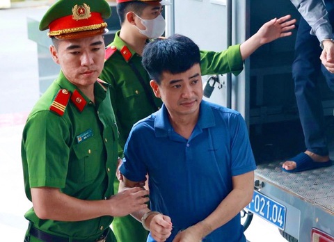Mẹ ruột Phan Quốc Việt đề nghị được trả lại 52 sổ tiết kiệm 412 tỉ- Ảnh 1. Bị cáo Phan Quốc Việt được dẫn giải đến tòa - Ảnh: DANH TRỌNG