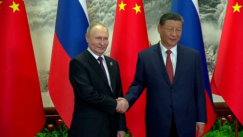 Tiếp ông Putin, ông Tập hứa sẽ mãi là hàng xóm tốt của Nga- Ảnh 1. Tổng thống Nga Vladimir Putin (trái) và Chủ tịch Trung Quốc Tập Cận Bình trong cuộc gặp ở Bắc Kinh ngày 16-5 - Ảnh: REUTERS