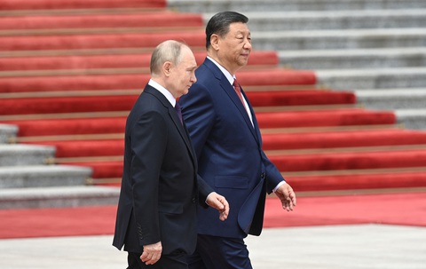 Thăm Trung Quốc, ông Putin nhắc chuyện 'liên minh quân sự khép kín' ở châu Á- Ảnh 1. Tổng thống Nga Vladimir Putin (trái) và Chủ tịch Trung Quốc Tập Cận Bình tại lễ đón chính thức ở Bắc Kinh, Trung Quốc ngày 16-5 - Ảnh: REUTERS