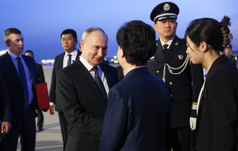 Ông Putin bắt tay Ủy viên Quốc vụ viện Thầm Di Cầm sau khi tới Trung Quốc - Ảnh: TASS Ông Putin bắt tay Ủy viên Quốc vụ viện Thầm Di Cầm sau khi tới Trung Quốc - Ảnh: TASS