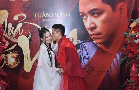 Tuấn Hưng tình tứ đóng MV cổ trang cùng vợ- Ảnh 1. Ca sĩ Tuấn Hưng tình tứ thể hiện tình cảm với vợ trong buổi họp báo.