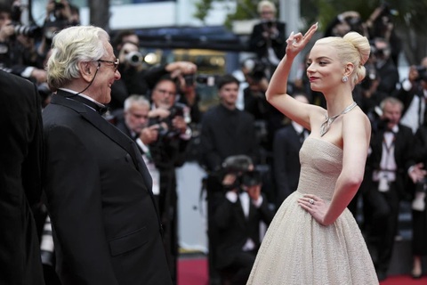 Bom tấn Furiosa 'nổ máy' tại Cannes, nàng Anya Taylor-Joy tinh nghịch trên thảm đỏ- Ảnh 8. Cô nàng Anya lém lỉnh chào đạo diễn George Miller trên thảm đỏ Liên hoan phim Cannes - Ảnh: GETTY IMAGES
