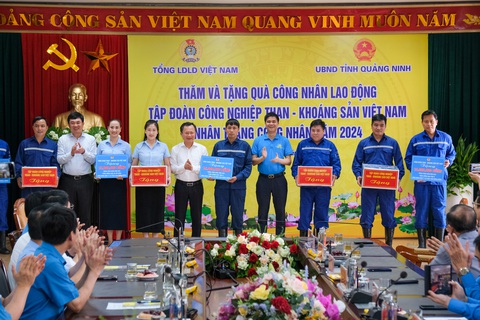 Lãnh đạo công đoàn và chủ tịch tỉnh xuống hầm sâu 250m hỏi chuyện công nhân- Ảnh 4. Lãnh đạo Tổng liên đoàn Lao động Việt Nam, UBND tỉnh Quảng Ninh, Tập đoàn Công nghiệp than - khoáng sản Việt Nam tặng quà cho công nhân Công ty Than Mông Dương nhân Tháng công nhân 2024 - Ảnh: HÀ QUÂN
