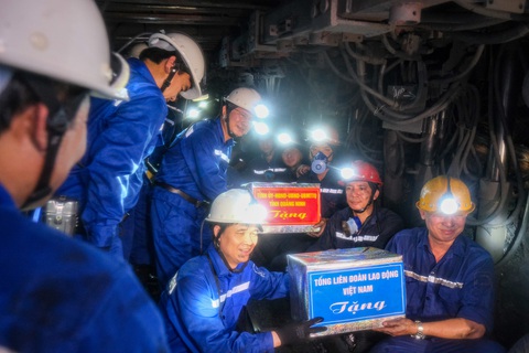 Lãnh đạo công đoàn và chủ tịch tỉnh xuống hầm sâu 250m hỏi chuyện công nhân- Ảnh 2. Phó chủ tịch Tổng liên đoàn Lao động Việt Nam Ngọ Duy Hiểu và Chủ tịch UBND tỉnh Quảng Ninh Cao Tường Huy tặng quà công nhân trực tiếp sản xuất tại lò chợ - Ảnh: HÀ QUÂN