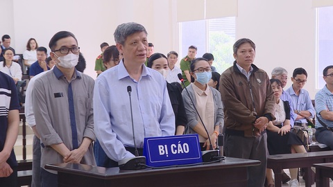 Mẹ ruột Phan Quốc Việt đề nghị được trả lại 52 sổ tiết kiệm 412 tỉ- Ảnh 2. Cựu bộ trưởng Nguyễn Thanh Long cùng các bị cáo tại phiên tòa phúc thẩm - Ảnh: DANH TRỌNG