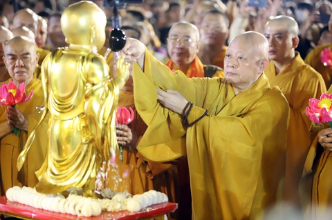 Hòa thượng Thích Lệ Trang, Trưởng Ban Trị sự Giáo hội Phật giáo Việt Nam Thành phố Hồ Chí Minh thực hiện nghi lễ Tắm Phật tại Việt Nam Quốc tự - Ảnh: TTXVN Hòa thượng Thích Lệ Trang, Trưởng Ban Trị sự Giáo hội Phật giáo Việt Nam Thành phố Hồ Chí Minh thực hiện nghi lễ Tắm Phật tại Việt Nam Quốc tự - Ảnh: TTXVN