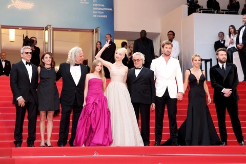 Bom tấn Furiosa 'nổ máy' tại Cannes, nàng Anya Taylor-Joy tinh nghịch trên thảm đỏ- Ảnh 10. Đoàn phim Furiosa: Câu chuyện từ Max điên chào khán giả trước buổi công chiếu - Ảnh: GETTY IMAGES