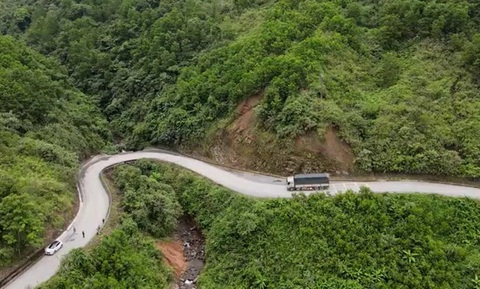 Nháy đèn xi nhan và những pha thoát chết trong gang tấc- Ảnh 1. Nhiều đoạn đường cong nhưng ở vùng núi chưa thể lắp biển báo nên những cú nháy xi nhan có thể giúp tài xế phía sau an toàn khi lái xe trên đường - Ảnh: QUỐC NAM