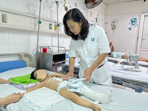 Bác sĩ Nguyễn Việt Hoa thăm khám lại cho bé gái 3 tuổi. Ảnh: Bệnh viện cung cấp Bác sĩ Nguyễn Việt Hoa thăm khám lại cho bé gái 3 tuổi - Ảnh: Bệnh viện cung cấp