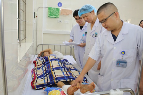Hơn 5 giờ phẫu thuật nối bàn chân gần đứt lìa cho cụ bà bị tai nạn giao thông- Ảnh 2. Bệnh nhân sau phẫu thuật đã tỉnh táo, các ngón chân có thể cử động nhẹ - Ảnh: BVCC