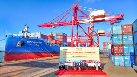 Cảng Chu Lai đưa vào vận hành hệ thống cẩu chuyên dụng- Ảnh 1. Lễ bàn giao cẩu giàn STS và cẩu khung RTG tại cảng Chu Lai