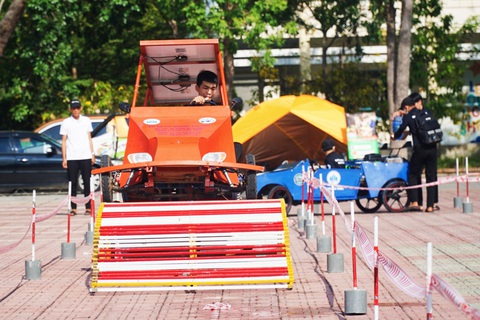 Trên mỗi chặng đua đều có những chướng ngại vật, thử thách sức mạnh của xe và sự khéo léo của người lái - Ảnh: TRẦN HOÀI Trên mỗi chặng đua đều có những chướng ngại vật, thử thách sức mạnh của xe và sự khéo léo của người lái - Ảnh: TRẦN HOÀI