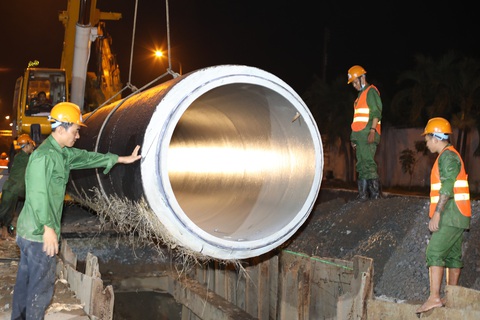 Ống dẫn nước sạch ở TP.HCM bị hư, khu vực nào sẽ bị ảnh hưởng cuối tuần này?- Ảnh 1. Việc khảo sát, sửa chữa và di dời ống nước khiến tình trạng nước yếu xảy ra tại một số quận ở TP.HCM vào cuối tuần này - Ảnh: Sawaco