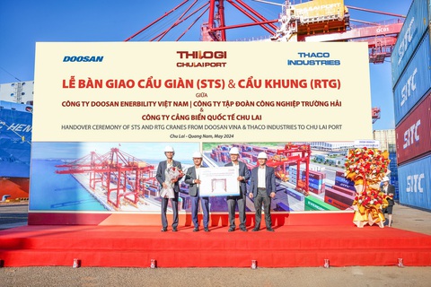 Cảng Chu Lai đưa vào vận hành hệ thống cẩu chuyên dụng- Ảnh 4. Lãnh đạo THACO INDUSTRIES trao biểu trưng bàn giao 03 cẩu khung RTG cho Lãnh đạo THILOGI và cảng Chu Lai