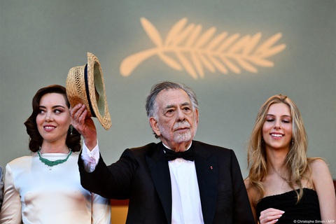 Phim Megalopolis của 'Bố Già' Coppola được vỗ tay 7 phút tại Cannes- Ảnh 11. Từ trái sang phải: diễn viên Aubrey Plaza, đạo diễn Francis Ford Coppola và Romy Croquet, cháu ngoại của đạo diễn - Ảnh: GETTY IMAGES