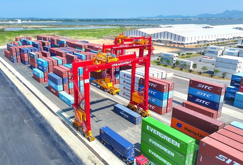Cảng Chu Lai đưa vào vận hành hệ thống cẩu chuyên dụng- Ảnh 3. 03 cẩu khung RTG do THACO INDUSTRIES sản xuất có sức nâng 40 tấn